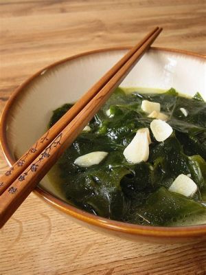  La Soupe aux Algues de Dongying: Un Mélange Céleste de Saveurs marines et d'Épices Piquantes!