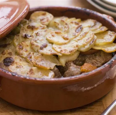 Lancashire Hotpot! Une symphonie de saveurs réconfortantes et d'une texture fondant sous la langue