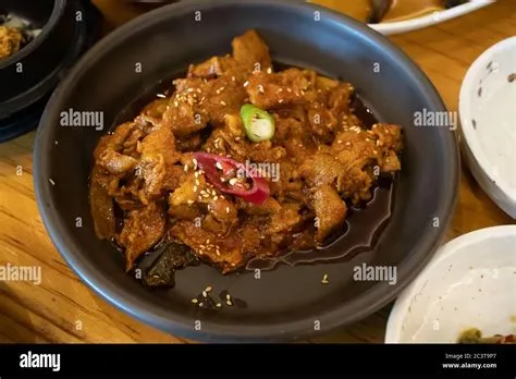  Dwaeji Gukbap: Savoureux et réconfortant, ce ragoût de porc coréen est une explosion de saveurs en bouche !