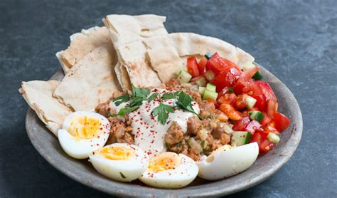  Ful Medames:  Un petit-déjeuner réconfortant aux saveurs du Caire et un régal épicé pour les papilles audacieuses !