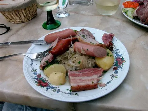  La Choucroute Garnie: Savourez le Goût Umami de la Choux et la Douceur Fumeuse du Jambon Alsacien !