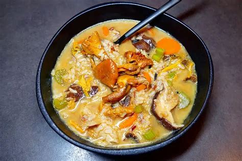  La Soupe de Riz aux Champignons Sauvages de Bazhong: Un Délice Umami Qui Chauffera Votre Âme en Hiver!