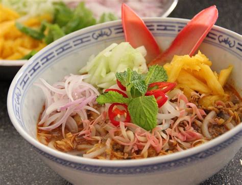  Laksa Penang : Une Explosion de Saveurs Fruitées et un Souffle de Piquant Aérien !