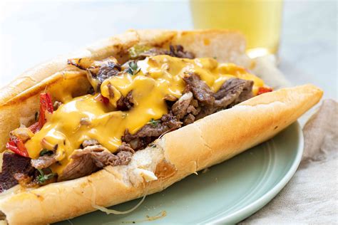  Le Cheesesteak Philadelphien : Une Symphonie de Goût entre Fromage Fondant et Viande Caramélisée!