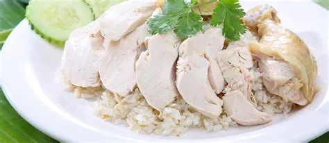  Le Wenchang Chicken: Poulet cuit à la vapeur aux saveurs douces et piquantes de Hainan 