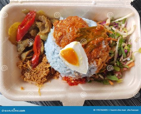  Nasi Kerabu: Une Symphonie de Saveurs Fraîches et Épicées à Explôrer !