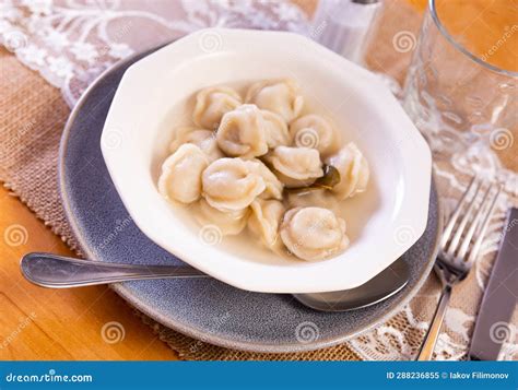  Pelmeni: Des Boulettes de Viande Fondantes dans un Bouillon Délicieux et Réconfortant!